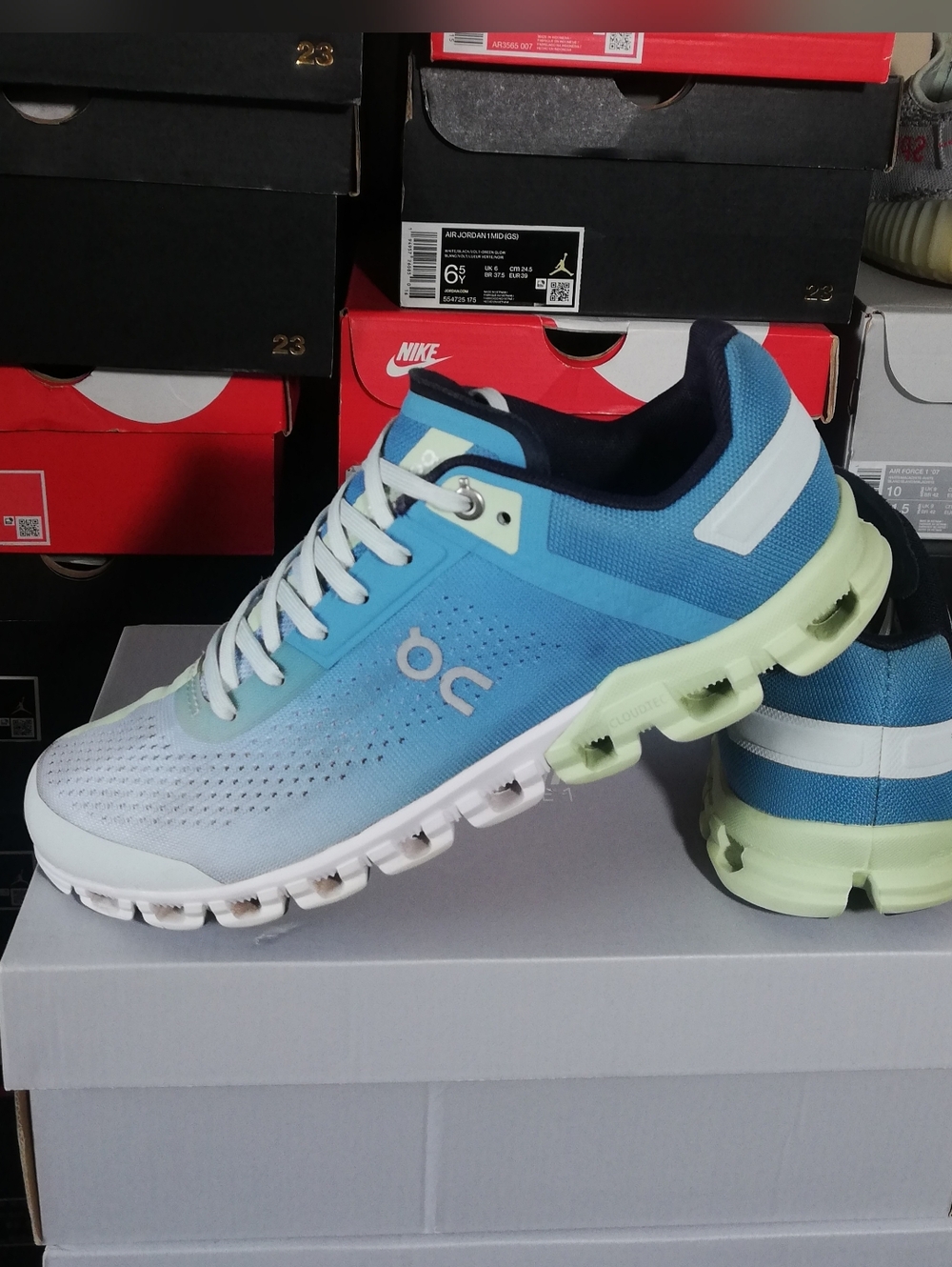 ON CLOUD WOMEN US SIZE 9 GOOD COND